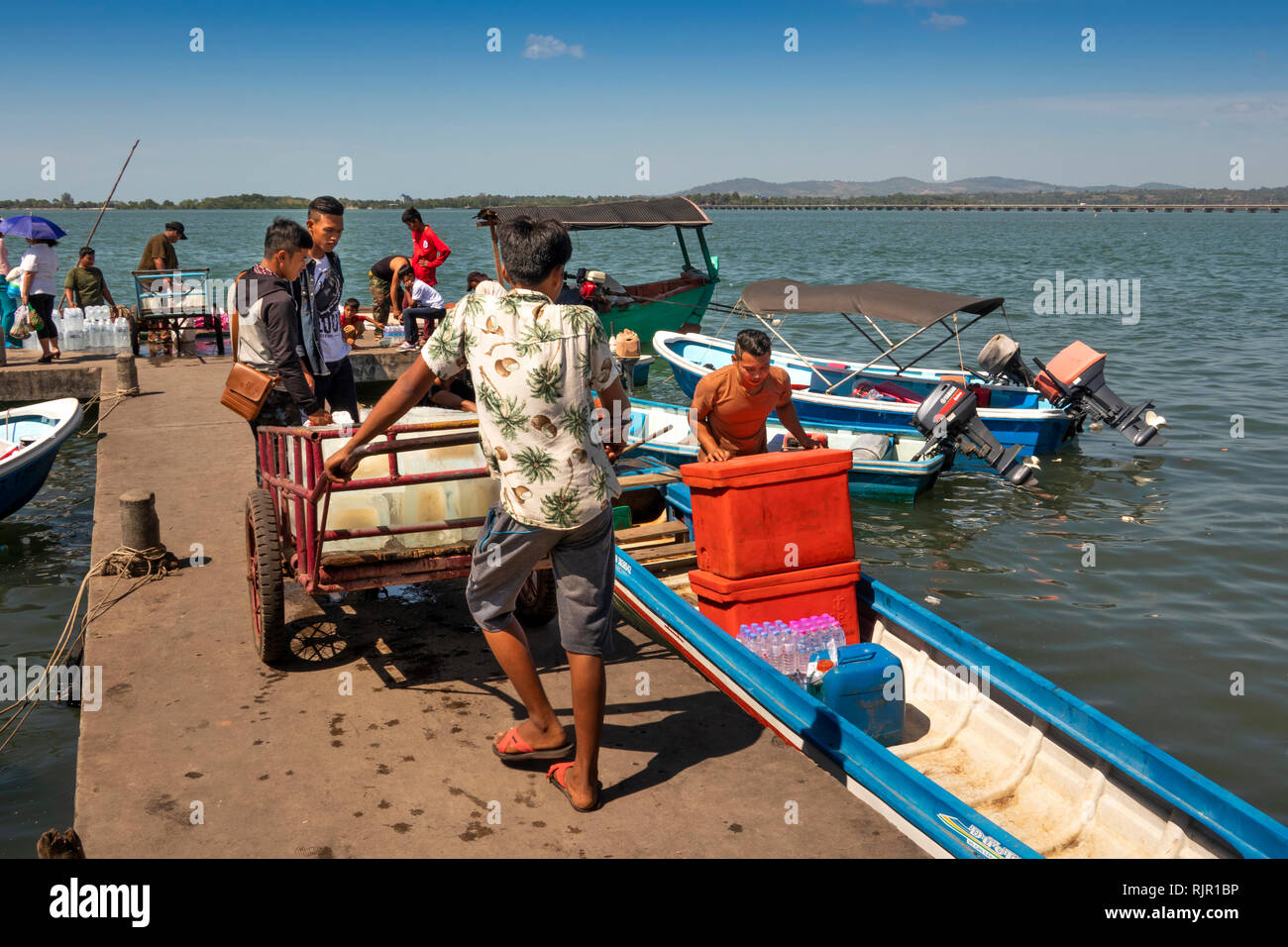 Kambodscha, Preah Koh Kong, Prek Kaoh Pao Fluss, Dong Tung Hafen Steg, Mann mit Eisblöcken auf Wagen verladen Boot Stockfoto