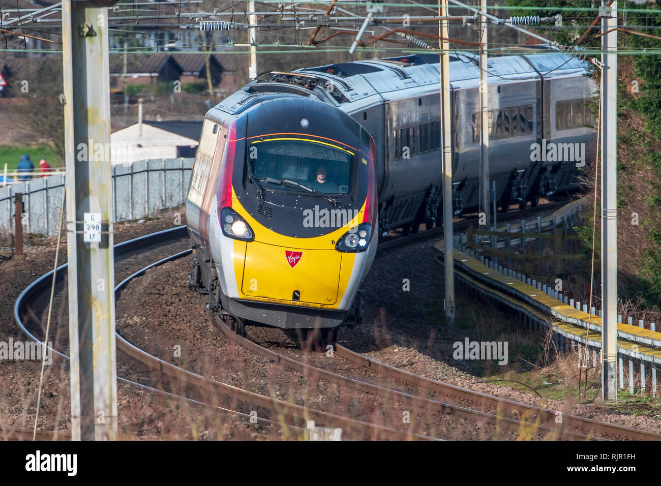 Jungfrau pendolino elektrische Zug. Bei Winwick Kreuzung auf der West Coast Main Line gesehen. Stockfoto