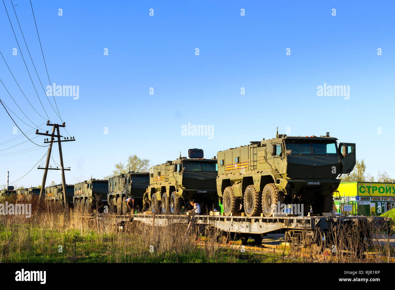 St. Petersburg, Russland - 10. Mai 2018: Moderne russische Militär gepanzerten Auto Typhoon-K, für Verkehr Bahnsteig für den Transport zum Ort der militärischen Übungen installiert. Armee Ausrüstung, Waffe Stockfoto