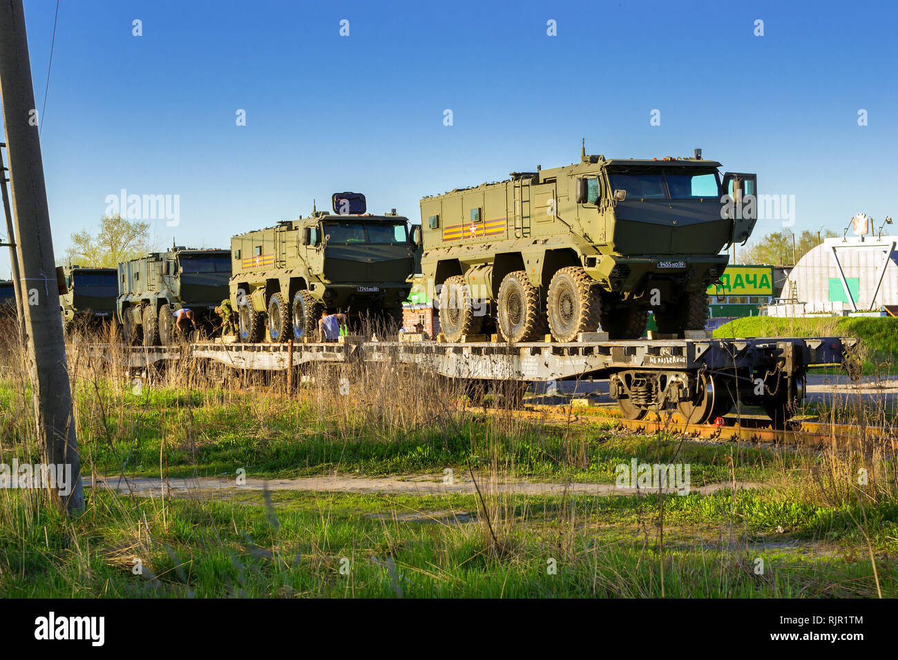 St. Petersburg, Russland - 10. Mai 2018: Moderne russische Militär gepanzerten Auto Typhoon-K, für Verkehr Bahnsteig für den Transport zum Ort der militärischen Übungen installiert. Armee Ausrüstung, Waffe Stockfoto