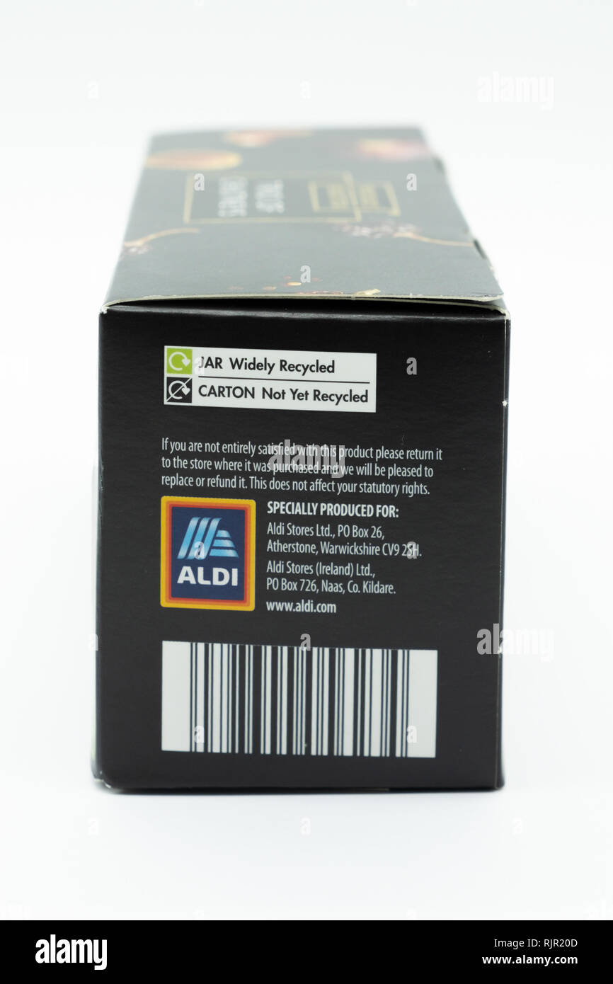 Largs, Schottland, Großbritannien - 04 February, 2019: Aldi Marke Trio Gläser von Chutneys mit dem Recycling Symbole angezeigt inline mit aktuellen UK Recycling init Stockfoto