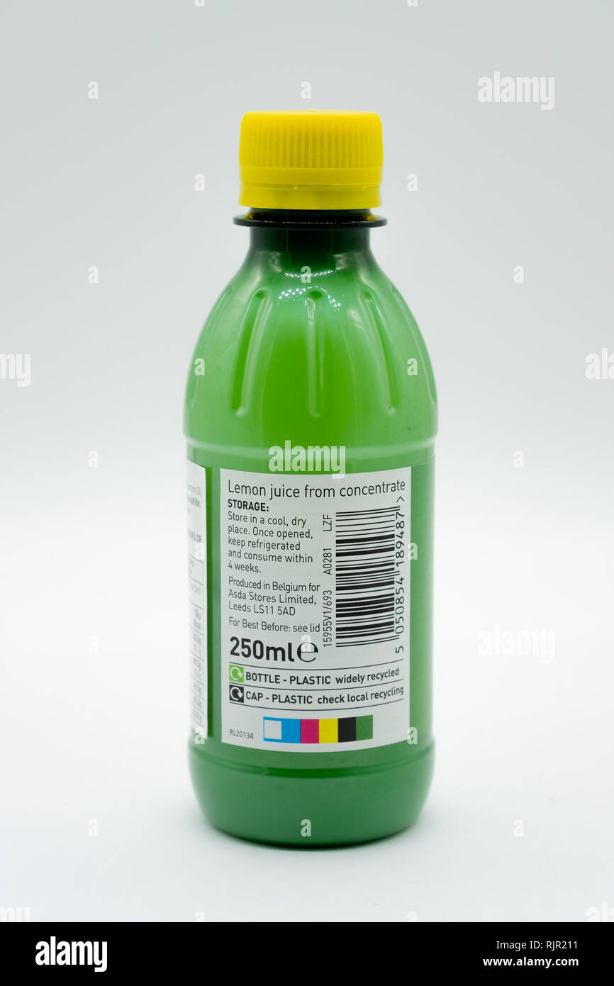 Largs, Schottland, Großbritannien - 04 February, 2019: Ein Asda branded Flasche Zitronensaft in einem wiederverwertbaren Kunststoff Flasche und Verschluss. Label hat alle relevanten recyclin Stockfoto