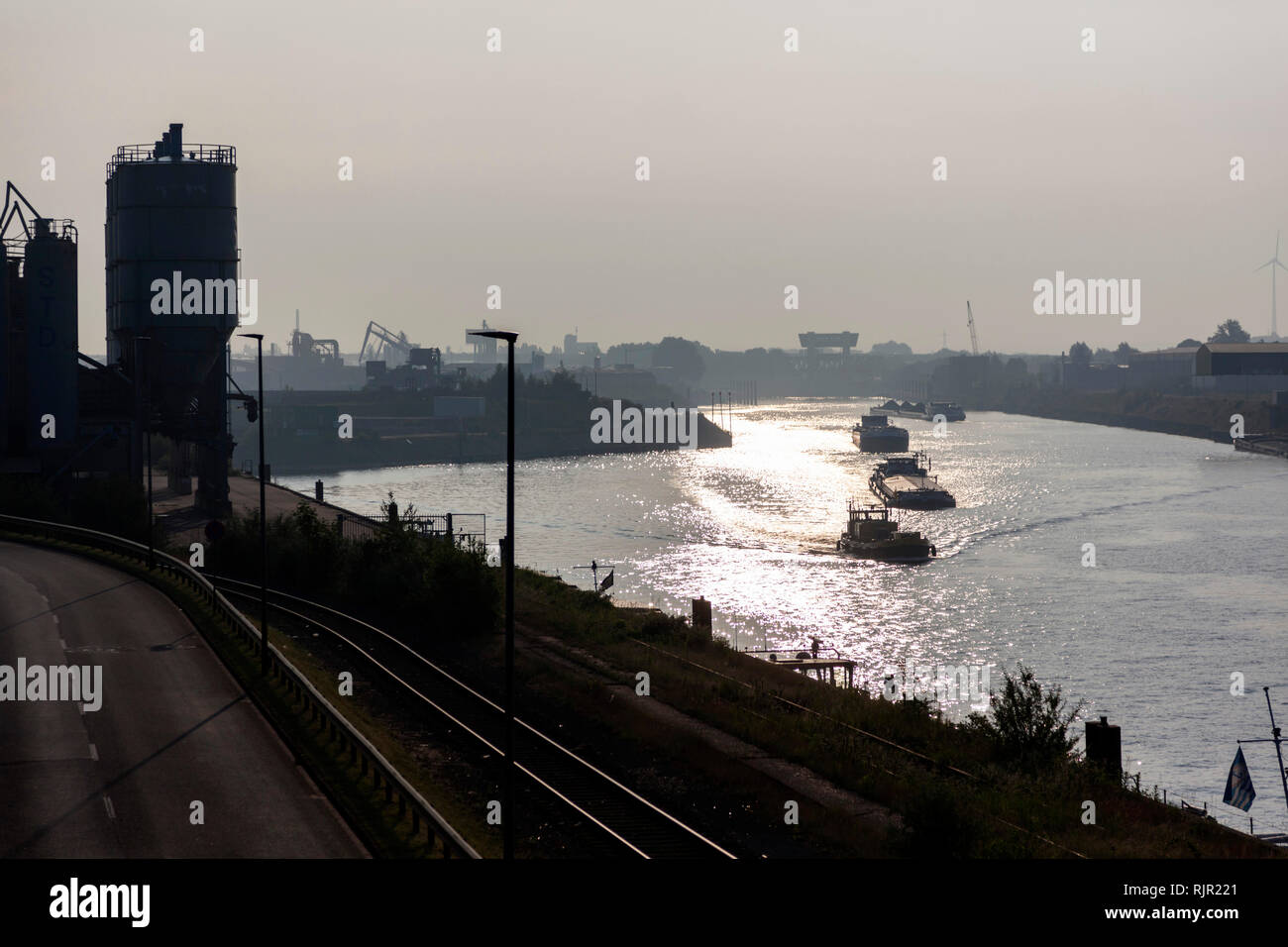 Frachtflugzeuge in den Kanal im Duisburger Hafen Stockfoto