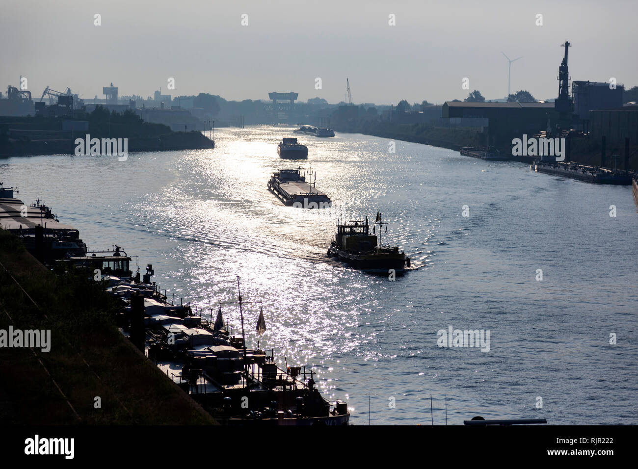 Frachtflugzeuge in den Kanal im Duisburger Hafen Stockfoto