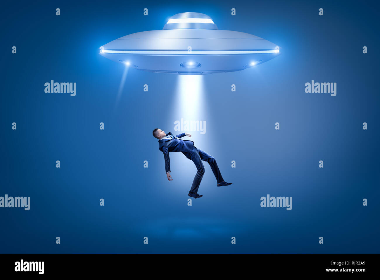Ein Geschäftsmann zog in einen offenen Luke von einem UFO durch einige unsichtbare Kraft. Close encounters. Außerirdisches Leben. Außerirdische Besucher. Stockfoto