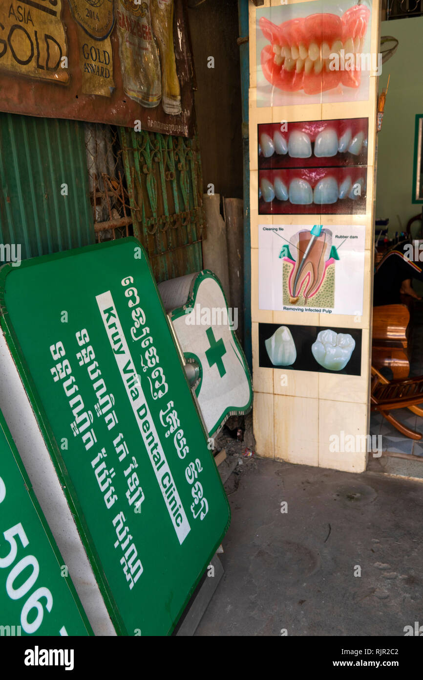 Kambodscha, Preah Koh Kong, Stadtzentrum, Straße 5, Zeichen auf der Seite außerhalb Kruy Vila zahnmedizinische Klinik Stockfoto