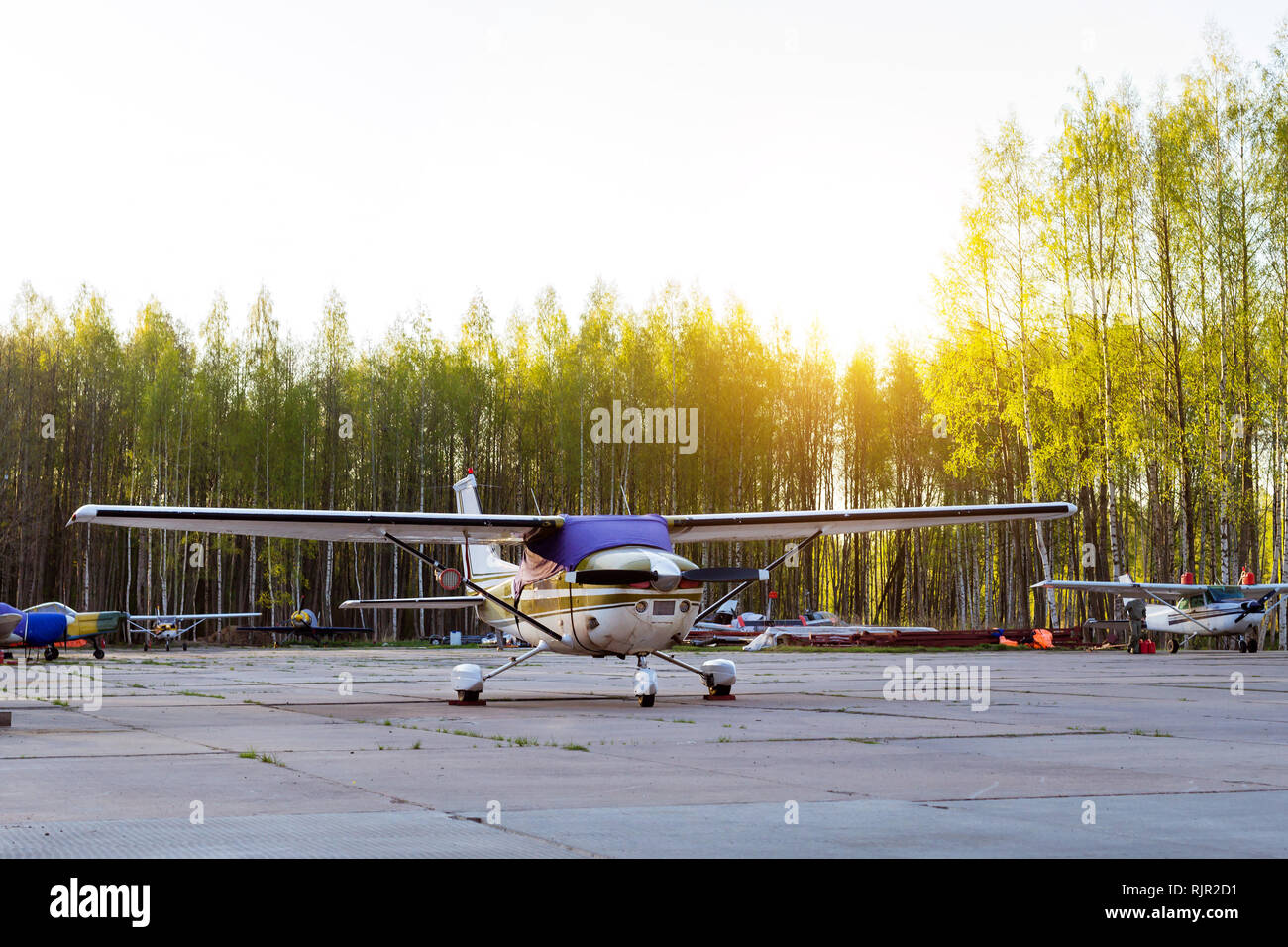 Licht Passagierflugzeuge vor der Abreise am Flughafen in Kronshtadt, St. Petersburg Russland geparkt. Industrie- und Civil Air Transport im Flugzeug. Professionelle Flüge in Flugzeugen Stockfoto