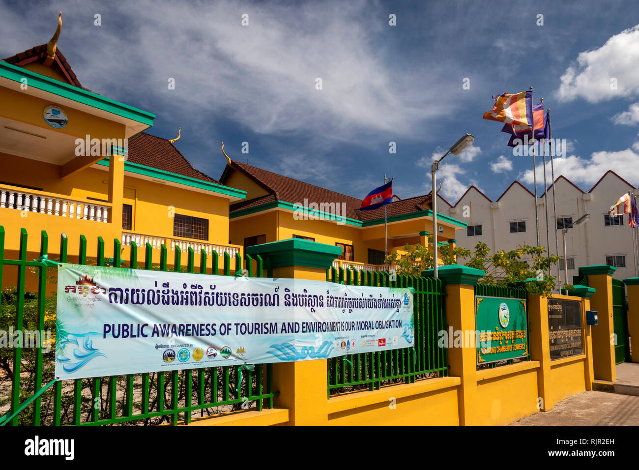 Kambodscha, Preah Koh Kong, Stadtzentrum, Straße 5, Tourismus Banner und Fahnen Fliegen außerhalb Koh Kong Handelskammer Gebäude Stockfoto