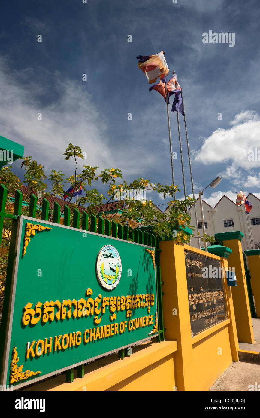 Kambodscha, Preah Koh Kong, Stadtzentrum, Straße 5, flags Flying außerhalb Koh Kong Handelskammer Gebäude Stockfoto