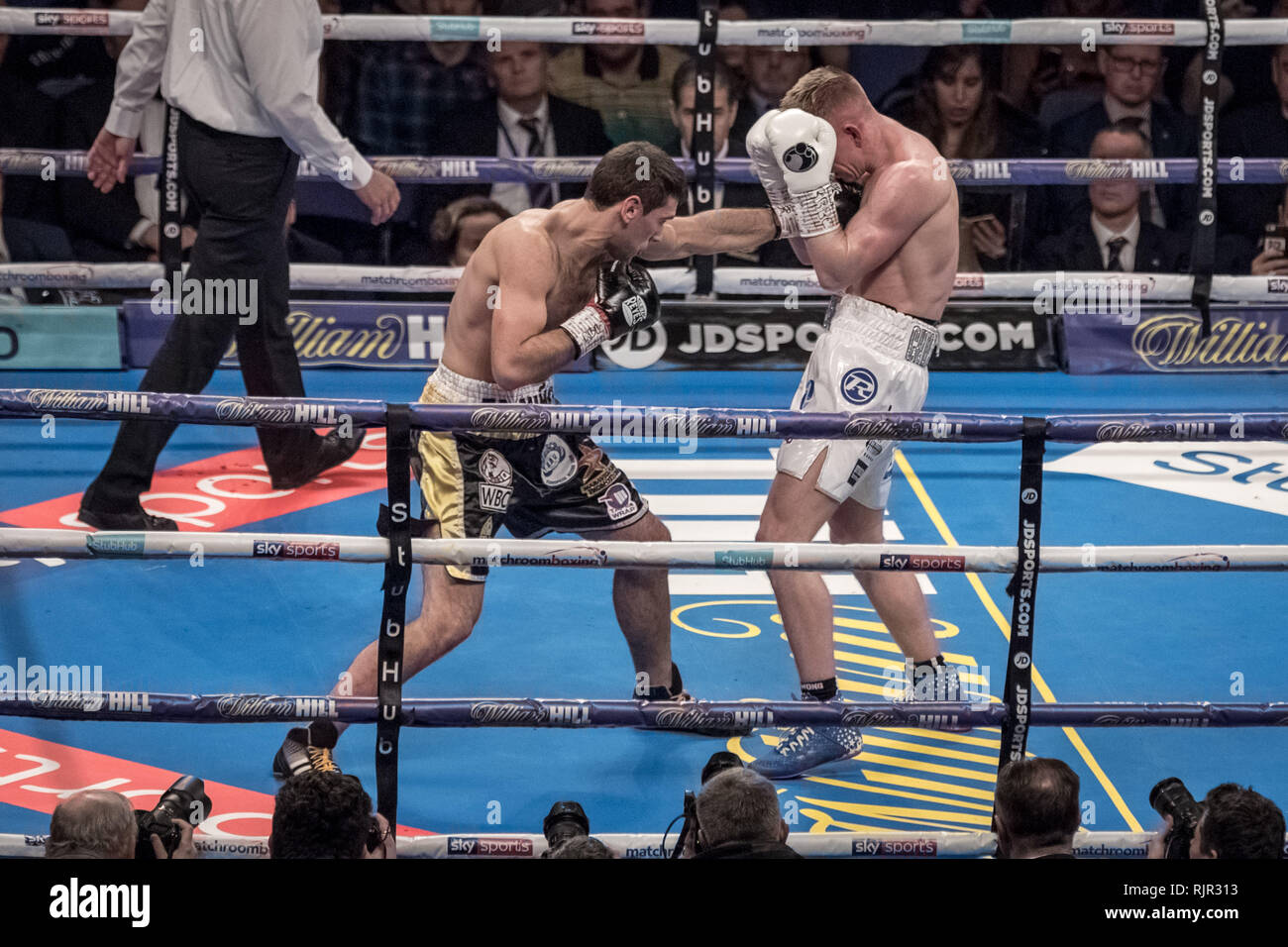 Sergio Garcia vs Ted Cheeseman. Europäische super welterweight Champion Titel in der O2 Arena. Credit: Guy Corbishley/Alamy leben Nachrichten Stockfoto