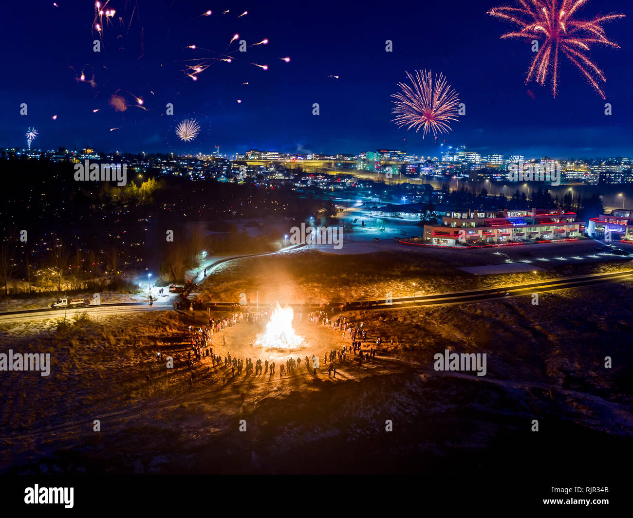 Silvester Feiern mit Lagerfeuer und Feuerwerk, Reykjavik, Island Stockfoto