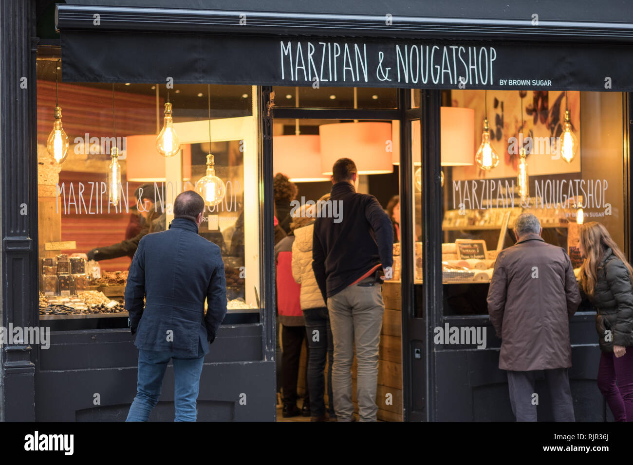 Das Marzipan & Nougat Geschäft im Zentrum der historischen Stadt Brügge in Westflandern, Belgien Stockfoto