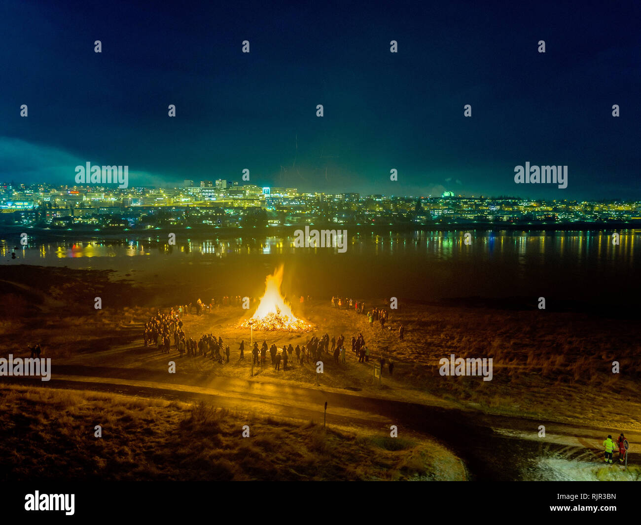 Silvester Feiern mit Lagerfeuer, Reykjavik, Island Stockfoto