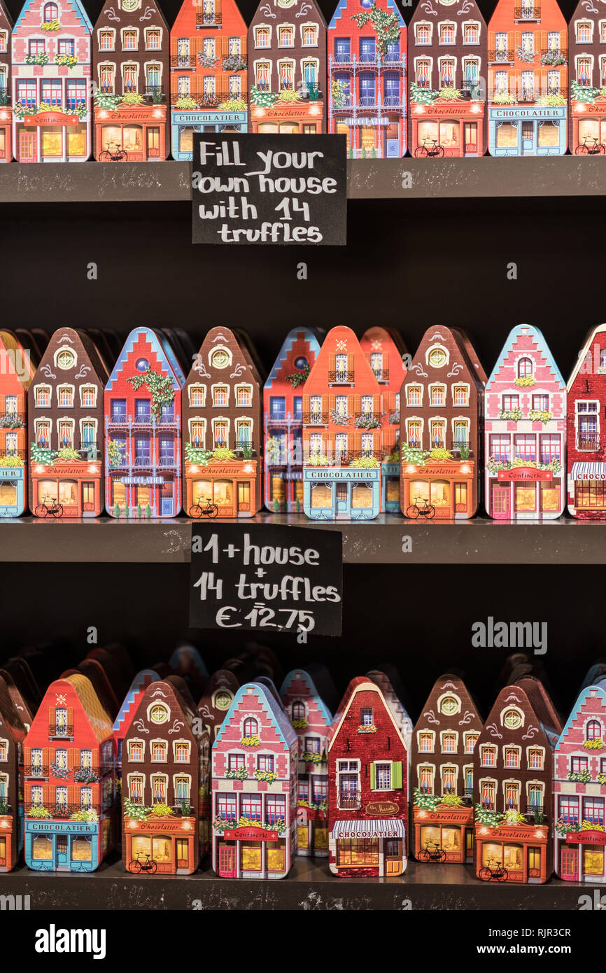 Schokoladenboxen in Form traditioneller Kanalhäuser zum Verkauf in einem Schokoladenladen im historischen Zentrum von Brügge, Westflandern, Belgien Stockfoto