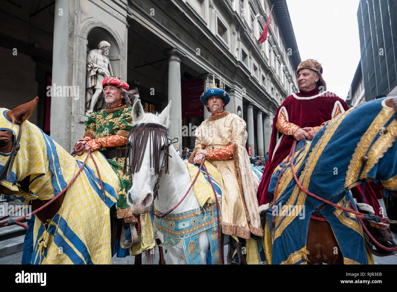 Drei Weisen zu Pferd im Hof der Uffizien, während der historischen mittelalterlichen Erholung. Stockfoto