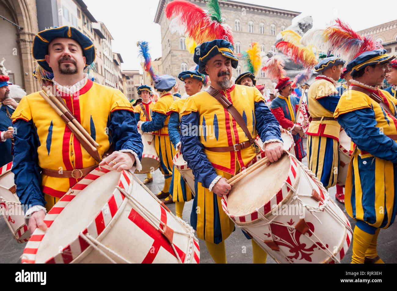 Florentinischen Republik Schlagzeuger in traditionellen Kostümen, bei der historischen Städte der "Prozession der Heiligen Drei Könige'. Stockfoto