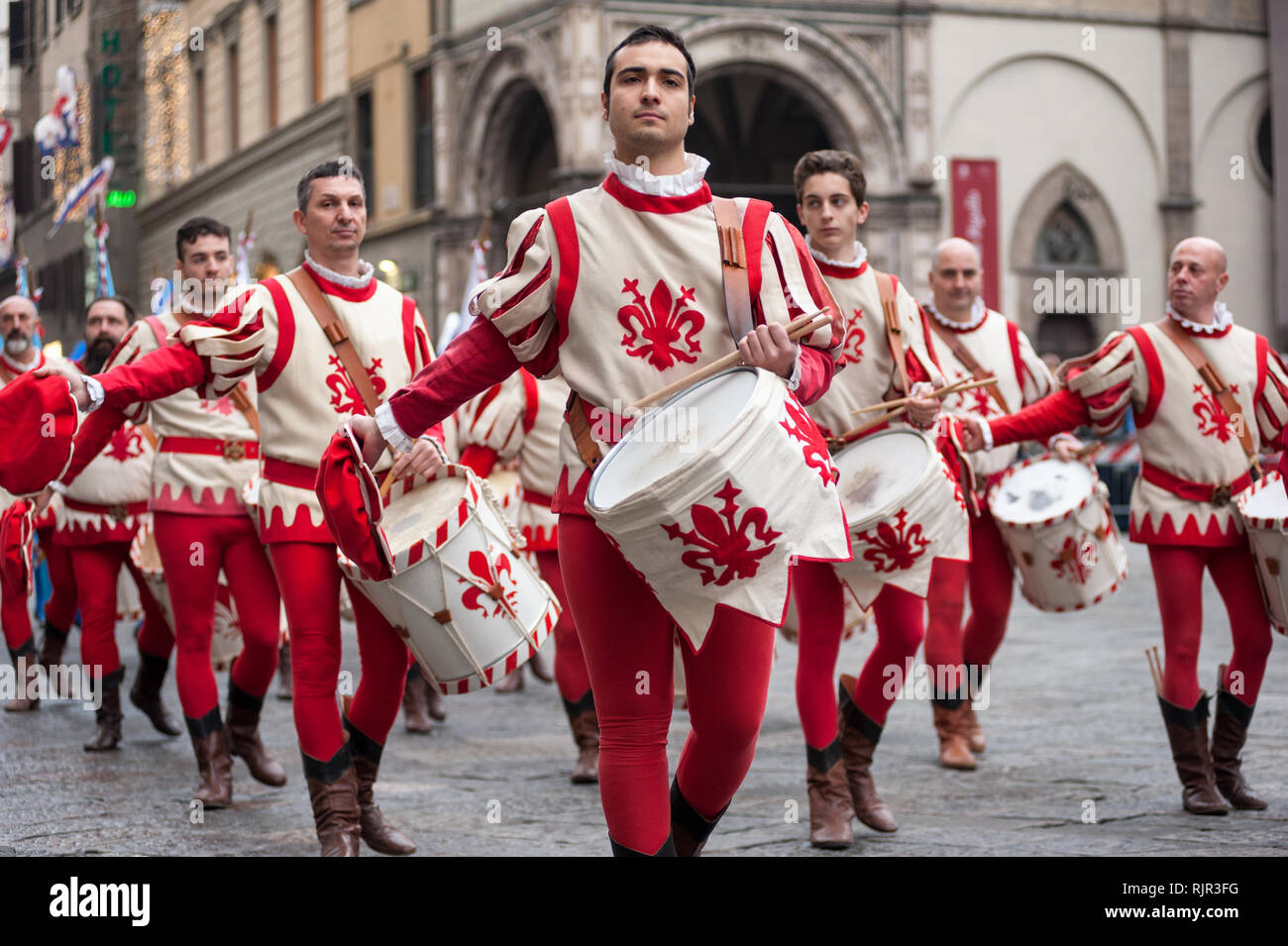 Schlagzeuger in den traditionellen roten und weißen Kostüme Paraden in der Piazza del Duomo in der historischen Recreation" Prozession der Heiligen Drei Könige'. Stockfoto