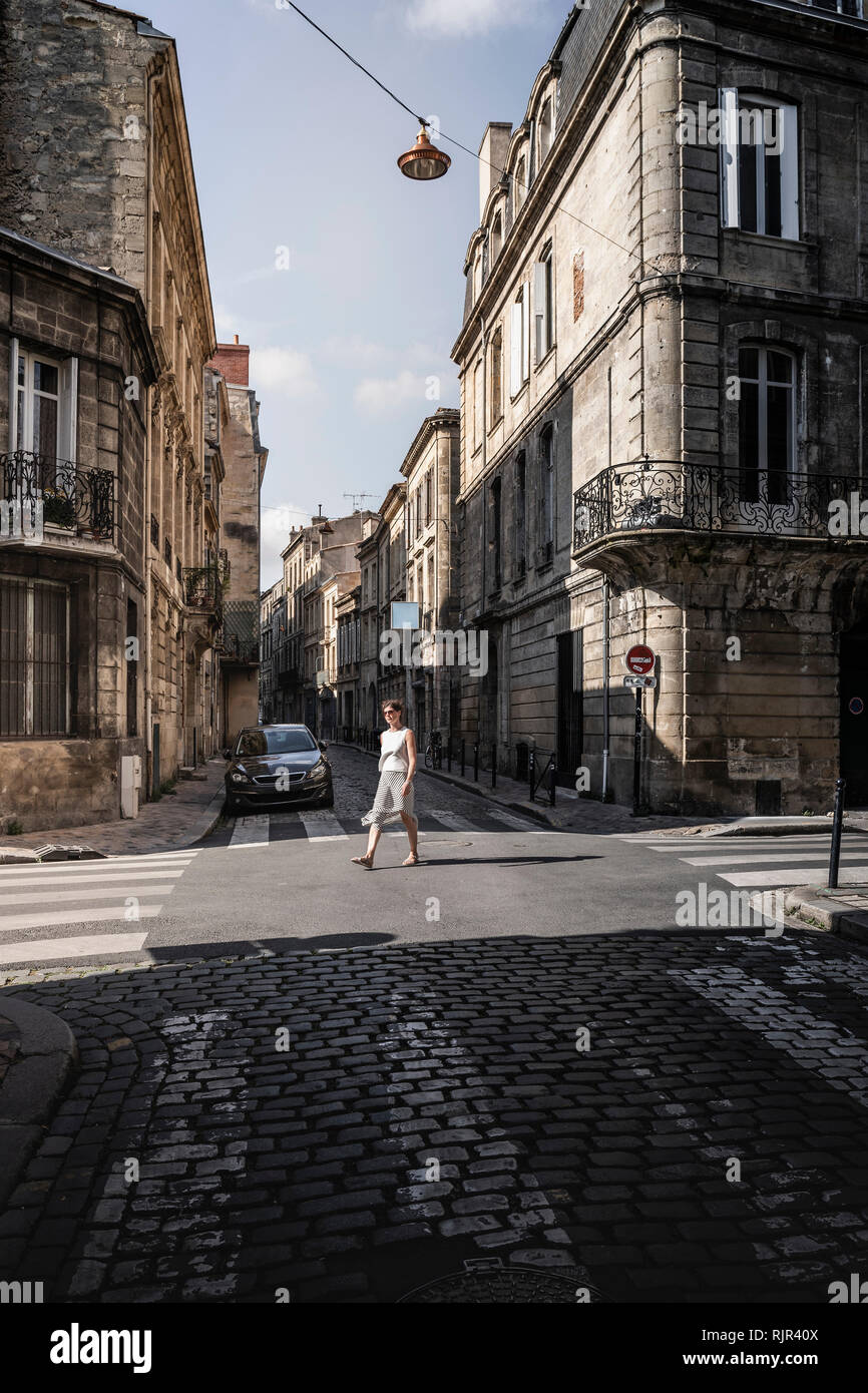 Street Scene mit Frau überfahrt-Straße, Bordeaux, Aquitaine, Frankreich Stockfoto