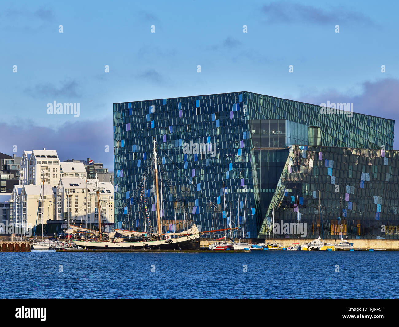 Segelboote und Harpa Convention Center, Reykjavik, Island Stockfoto