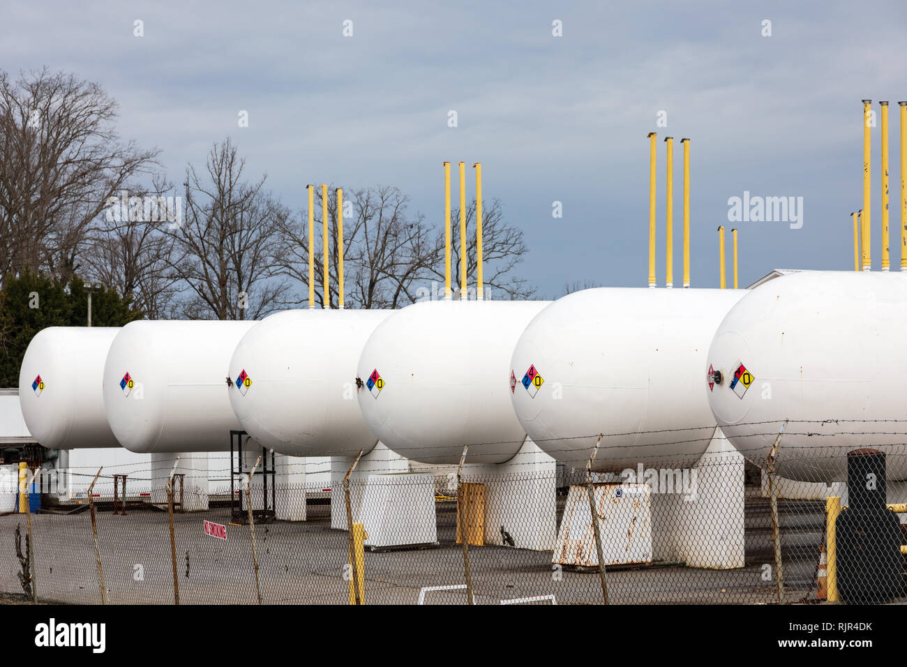 HICKORY, NC, USA-2/1/19: S-Line von großen Propan Lagertanks, von James Sauerstoff besessen. Stockfoto