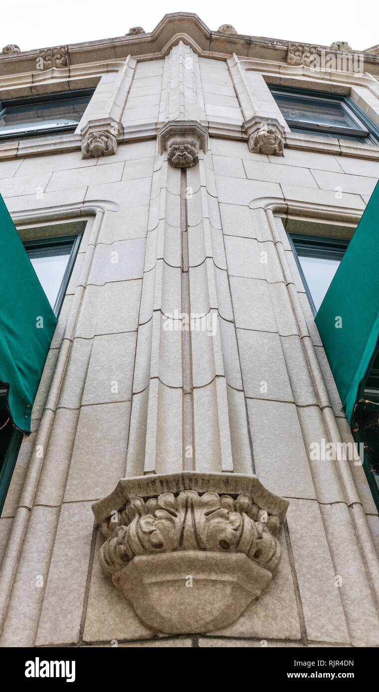 ASHEVILLE, NC, USA -1/18/19: Ein schmaler vertikaler eine Tudor Revival/Late Gothic Revival konkrete faux Spalte auf dem Gesicht der Grove Arcade. Stockfoto