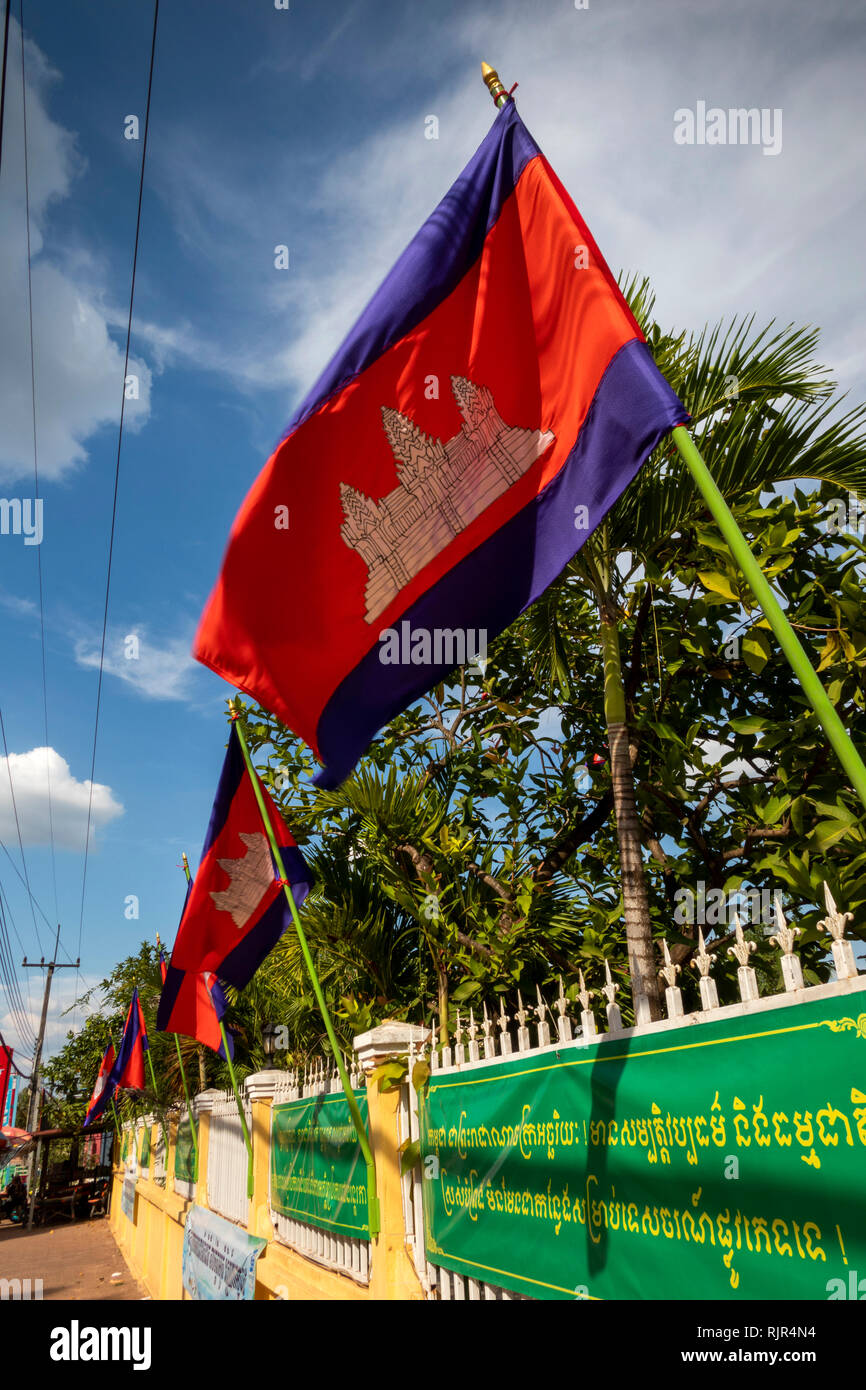 Kambodscha, Preah Koh Kong, Straße 3, Kambodscha Nationalflaggen Fliegen außerhalb der Regierung Büro Stockfoto