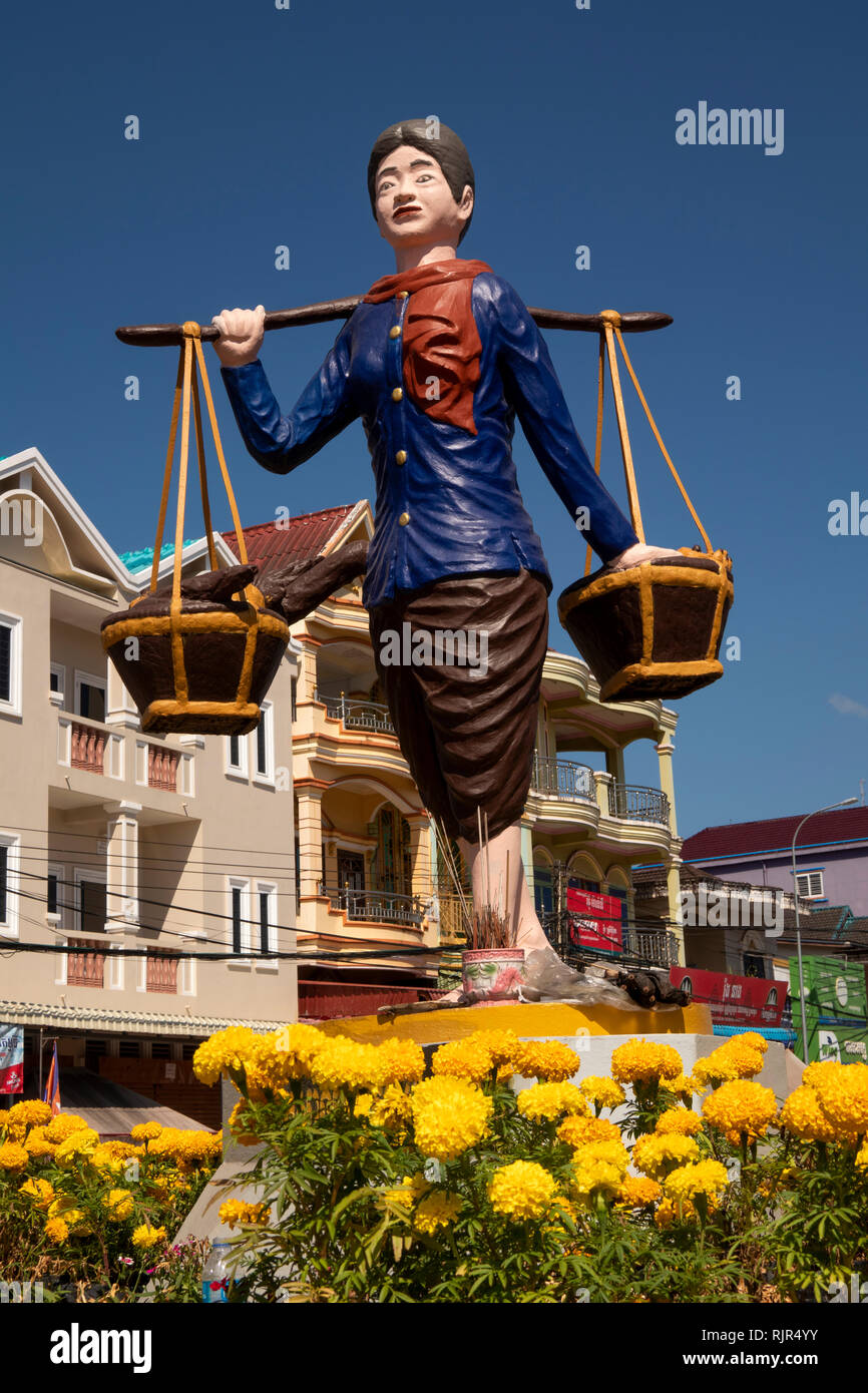Kambodscha, Preah Koh Kong, Straße 3, berufstätige Frau Statue der Frau, die Brot in Körben Stockfoto