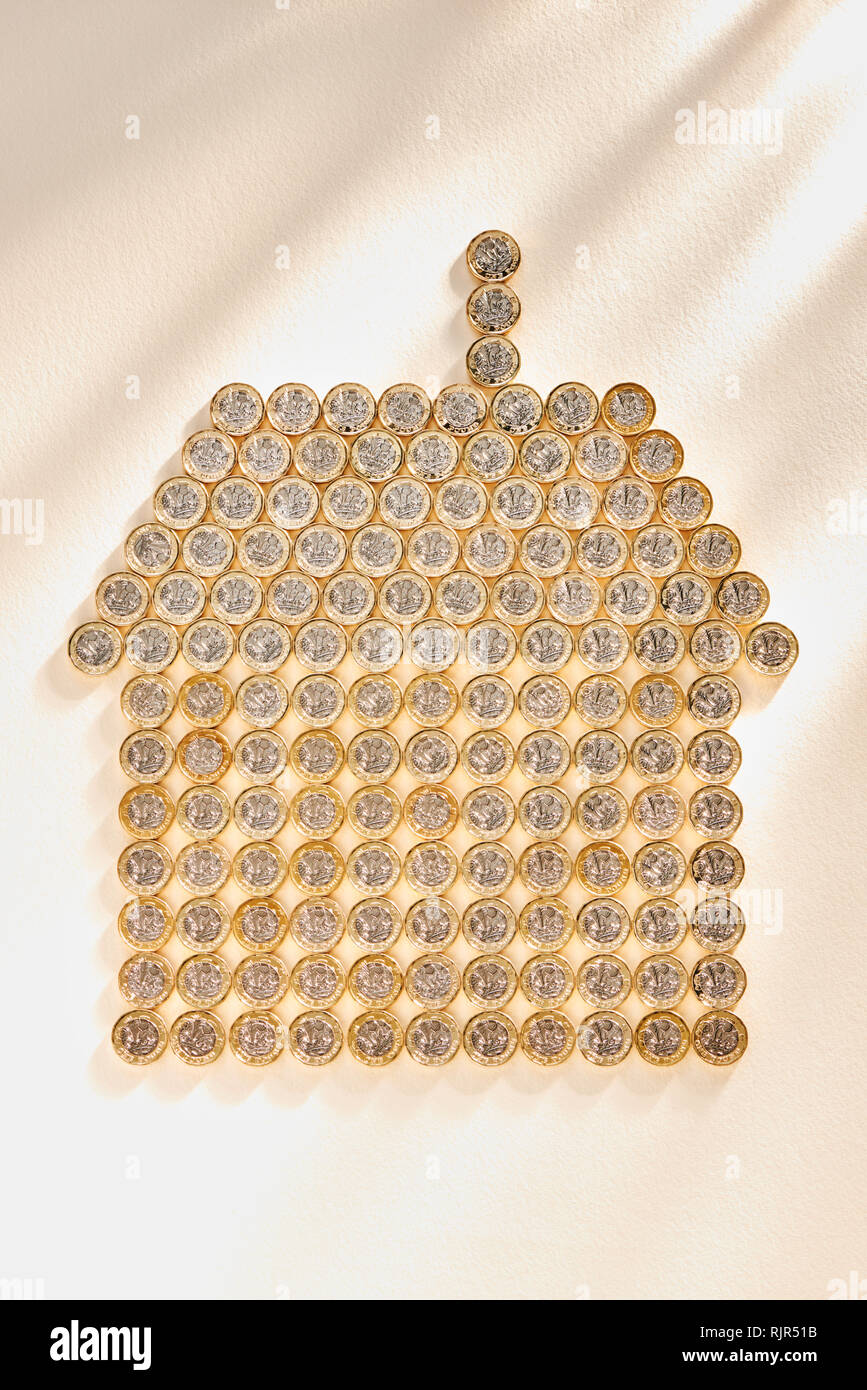Sammlung von £ 1 Pfund Münzen in der Form eines Haus Stockfoto