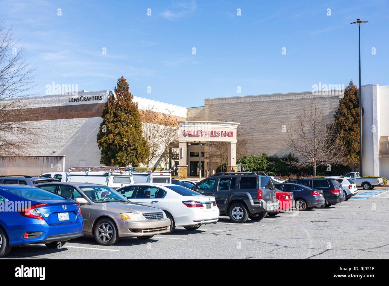 HICKORY, NC, USA-2/5/19: Einen Eingang zu Valley Hills Mall, einem Zweigeschossigen regionale shoping Mall, von Brookfield Properties Retail Gruppe. Stockfoto