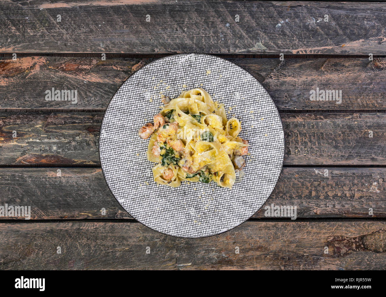 Italienische Pasta fettuccine in eine cremige Soße mit Garnelen auf einem Teller. Stockfoto