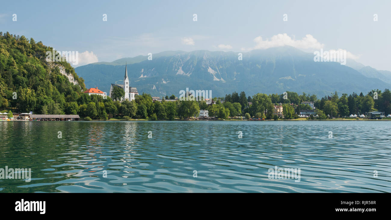 Blick vom Boot an der Küste des türkisfarbenen See Bled Slowenien Stockfoto