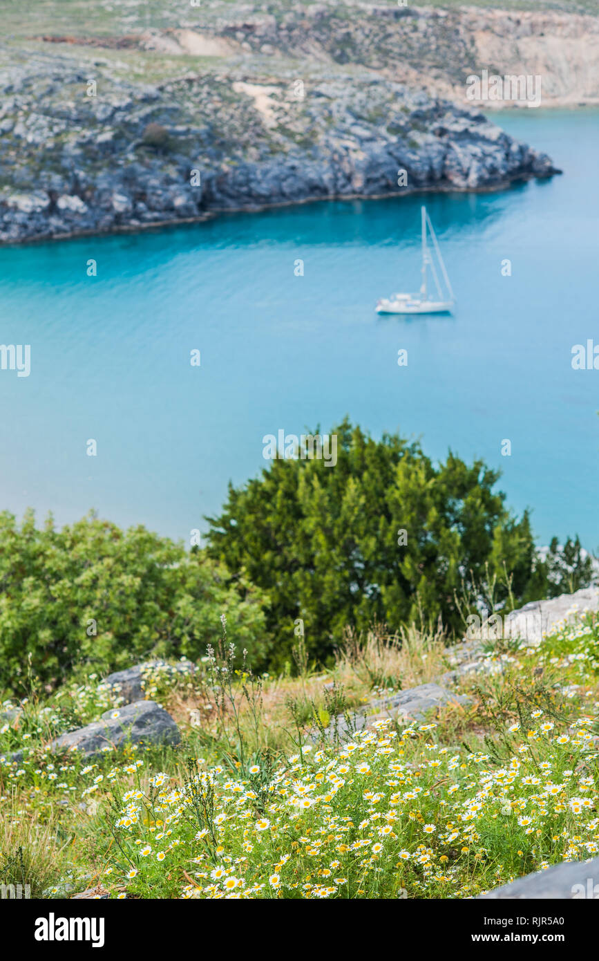 Blick von der Klippe zu Mittelmeer mit kleinen Boot auf dem Rhodos, Griechenland Stockfoto