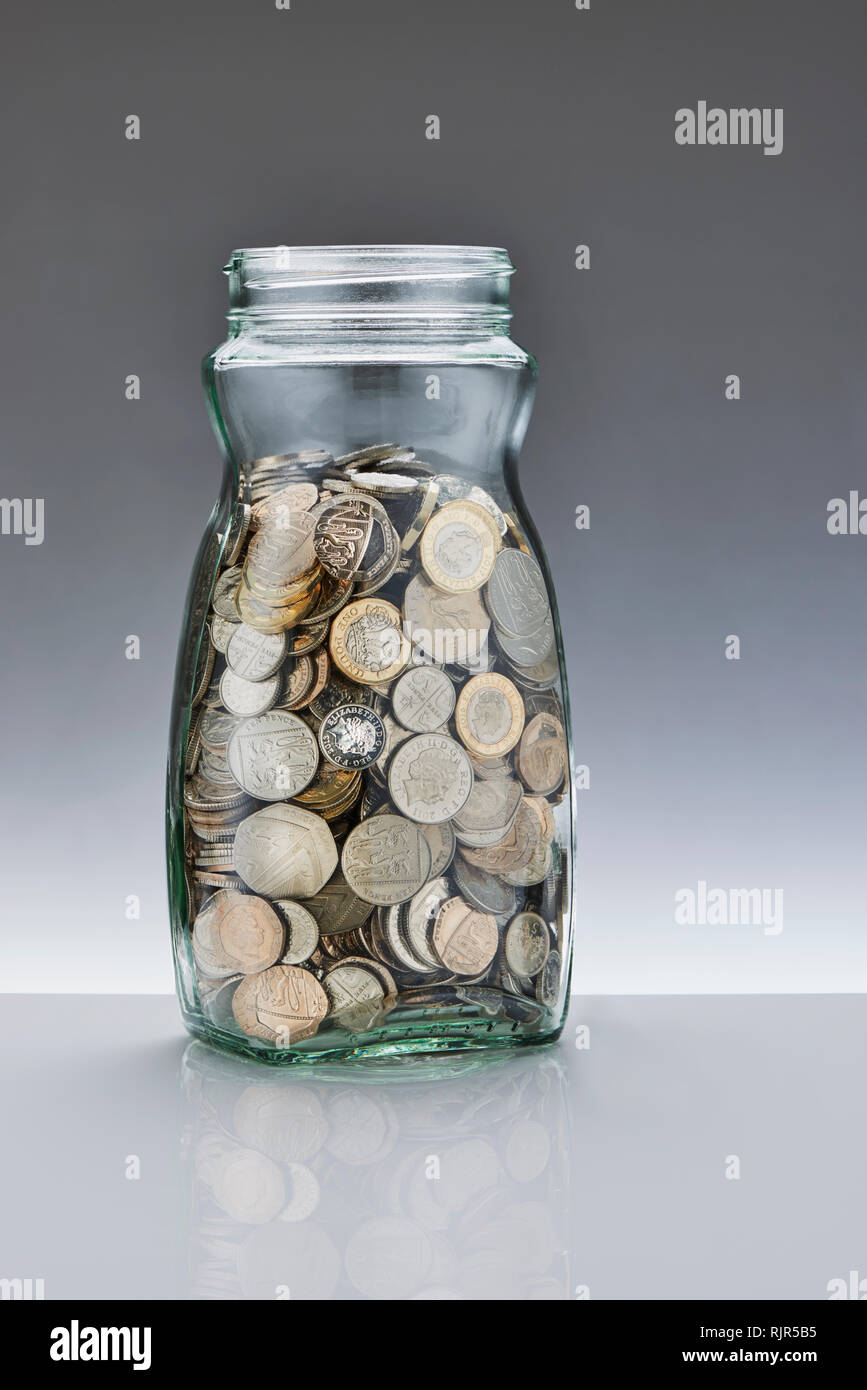Einsparungen aus Glas Glas mit Pfund Münzen Stockfoto