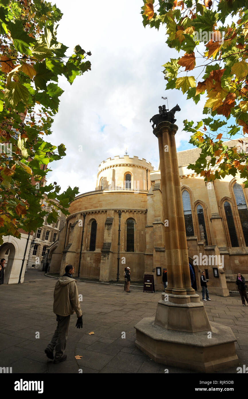 Tempelritter Spalte mit Skulptur von Pferd mit zwei Templer Reiter vor der gotischen Kirche romanischen Tempel gebaut von Ritter Templer von Bekannten Stockfoto