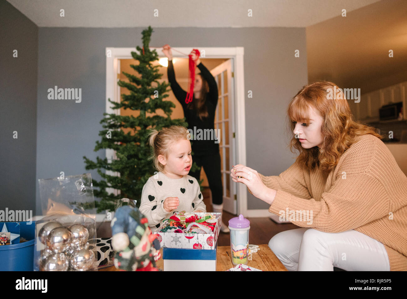 Mutter und Töchter, die Vorbereitungen für Weihnachten Stockfoto