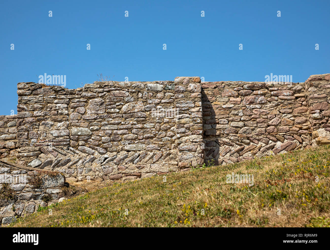 Römische Fischgr Mauerwerk im Chateau de Longis auf Alderney, wo es eine römische Keramik. Stockfoto