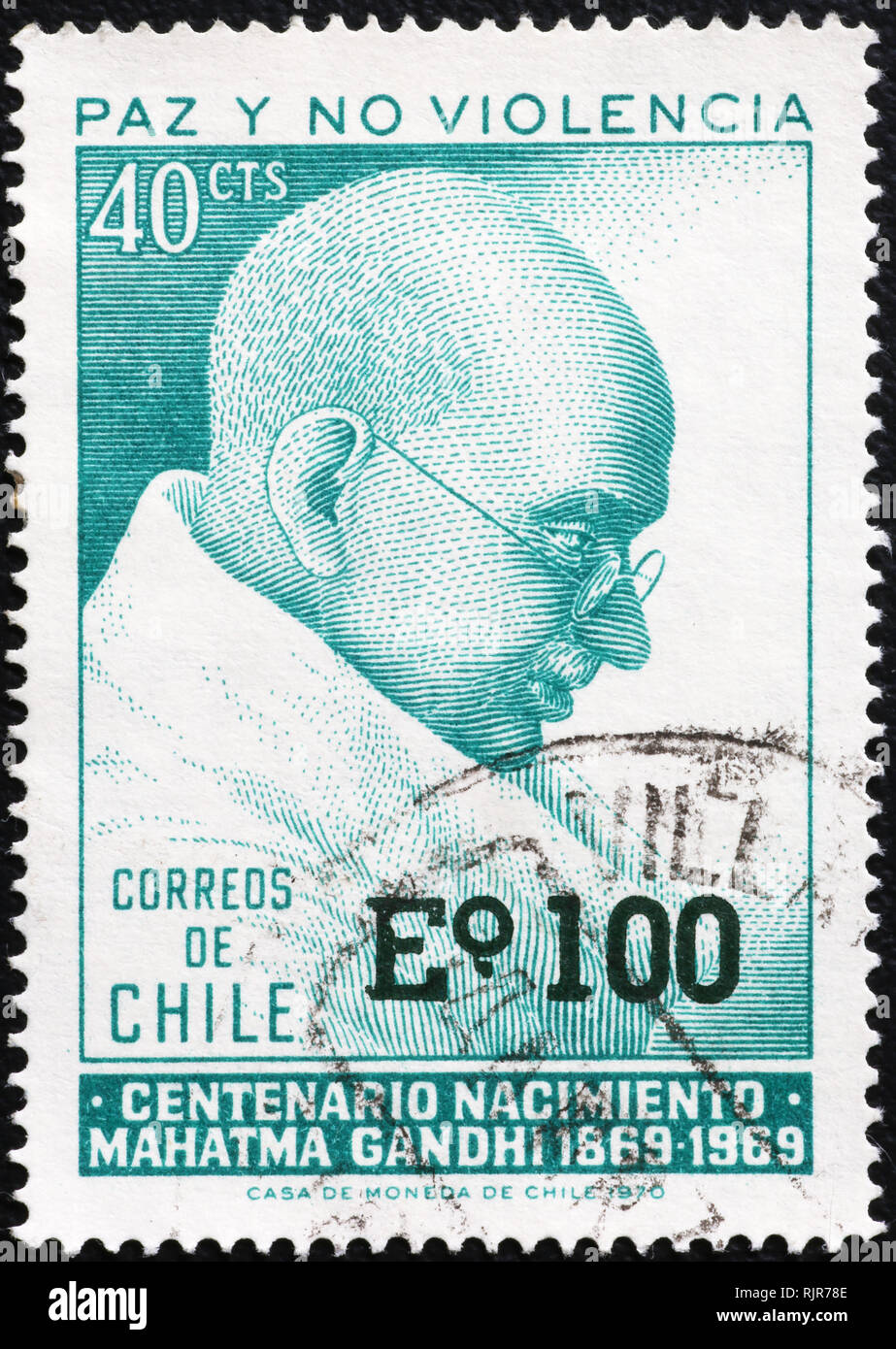 Portrait von Gandhi auf alten chilenischen Briefmarke Stockfoto