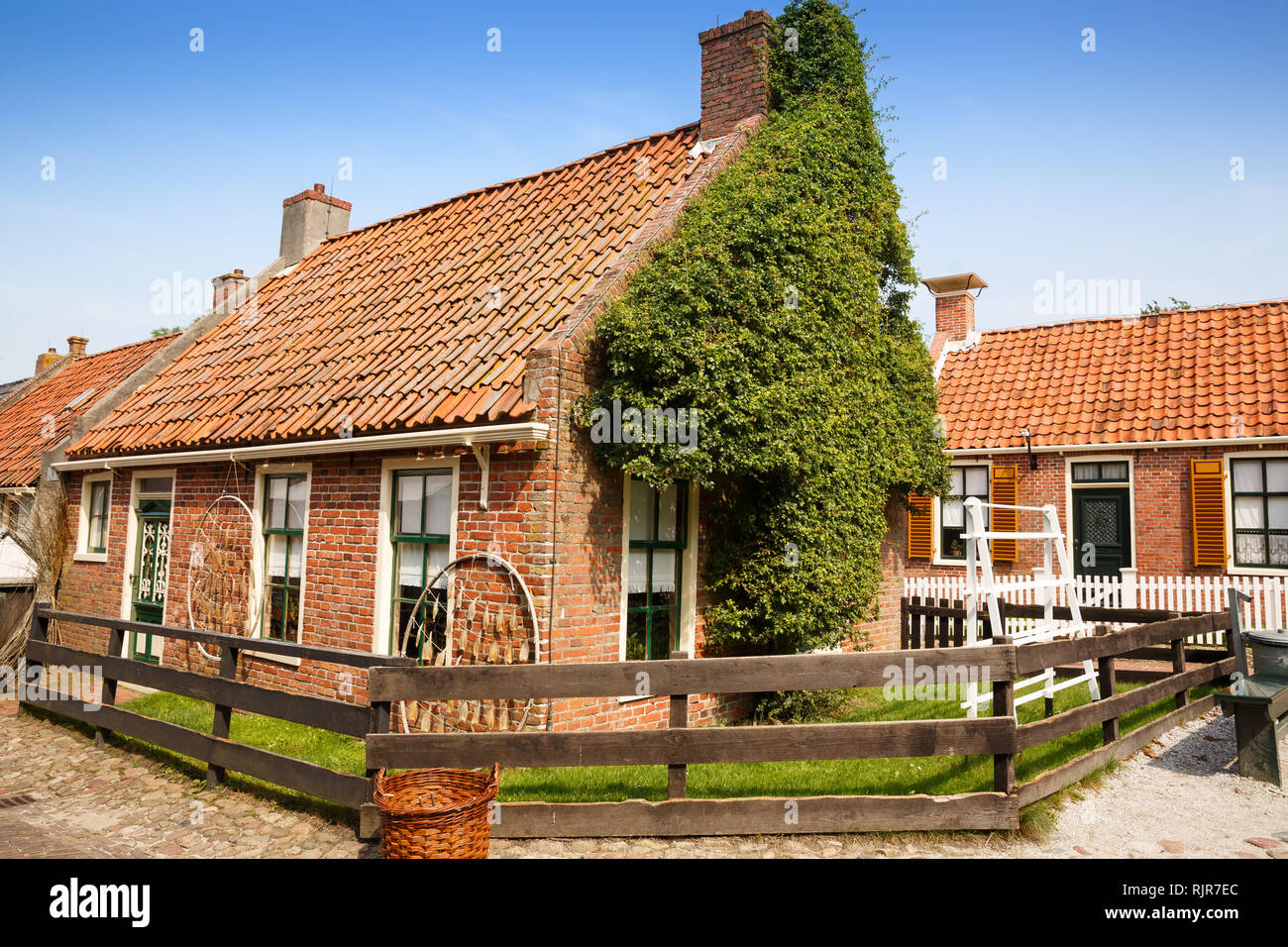 Die Häuser im traditionellen alten Fischerdorf Freilichtmuseum der Zuiderzee (zuiderzeemuseum), Enkhuizen, Niederlande. Stockfoto