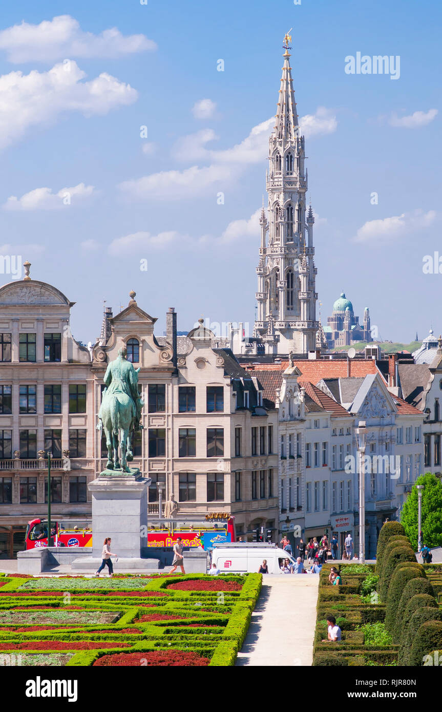 Brüssel, Belgien. Mont des Arts Park und Rathausturm, der in den Rücken. Stockfoto