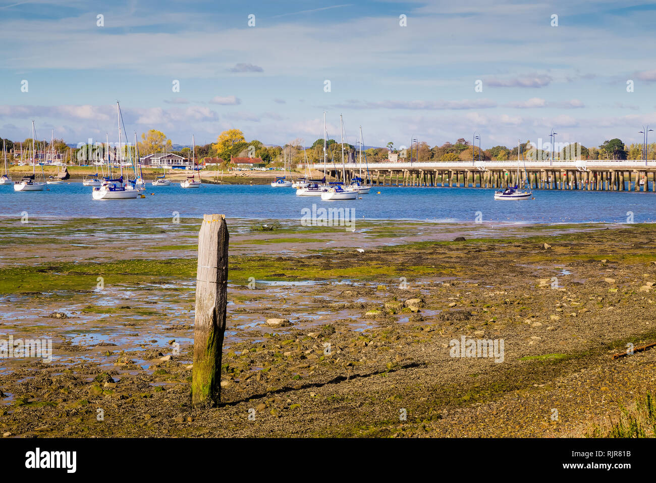 Langstone Brücke, Hayling Island, an einem sonnigen Tag mit Boote und Yachten auf dem Wasser. Stockfoto