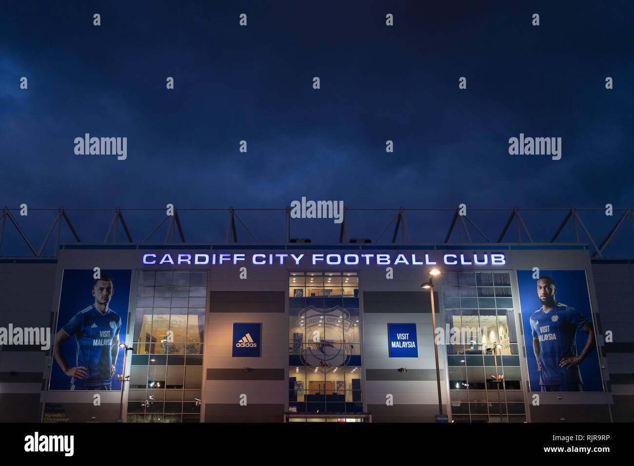 Einen Überblick über das Äußere des Cardiff City Stadium in Cardiff, Wales, UK in der Nacht. Stockfoto