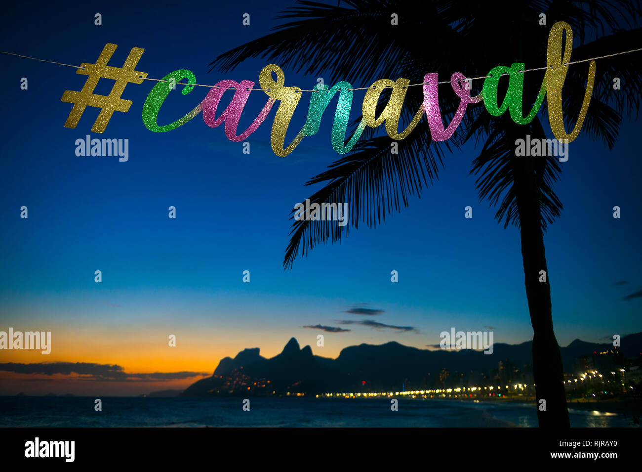 Karneval Nachricht in eleganten farbigen gold Script mit einer modernen sozialen Medien hashtag aufgereiht vor der Dämmerung Blick auf Ipanema Beach in Rio de Janeiro Stockfoto