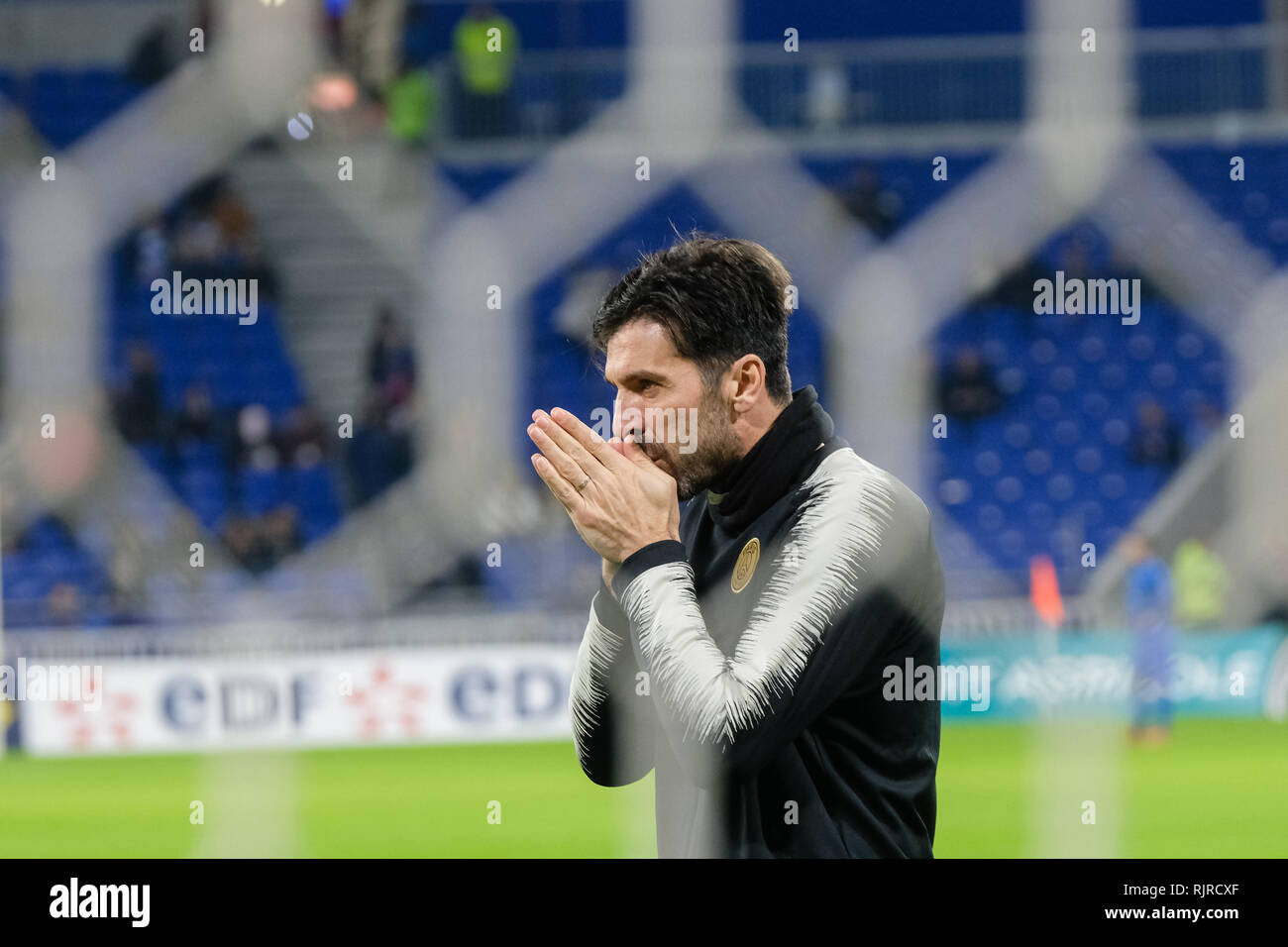 Gianluigi Buffon, Ziel bei Erwärmung, reibt sich die Hände. Foto durch die Netze der Ziel Käfig genommen. Stockfoto