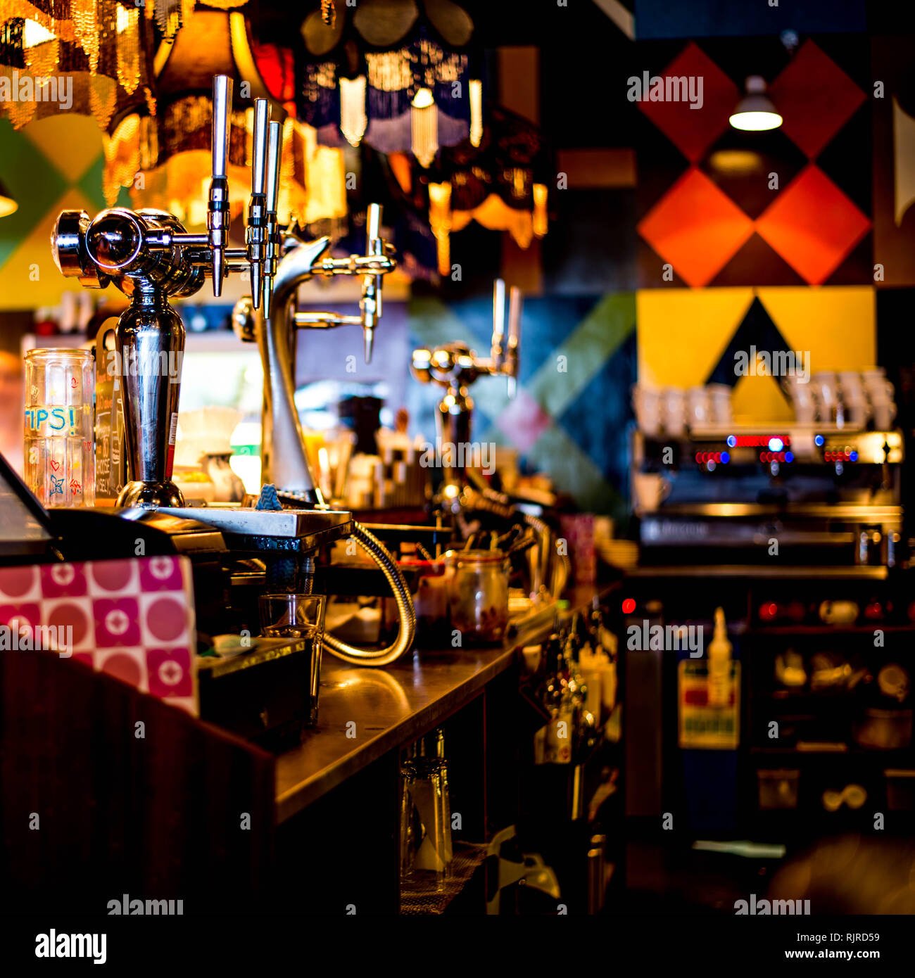 Farbenfrohe abstrakte Innere einer Bar oder einem Club Stockfoto