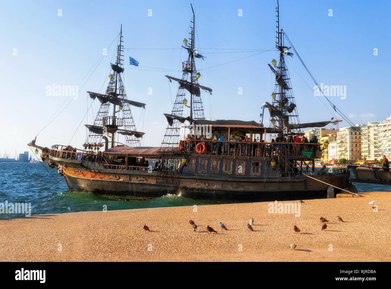 Touristen auf einem alten Schiff; Thessaloniki, Griechenland; Stockfoto