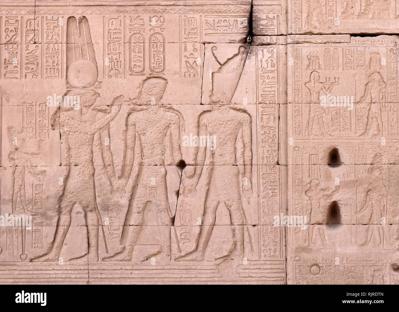 Der römische Kaiser Tiberius ein Symbol des Lebens (Ankh) von Horus, als er von der Gott Atum beobachtet wird. Von einer Entlastung im Tempel der Hathor, Dendera Ägypten Stockfoto