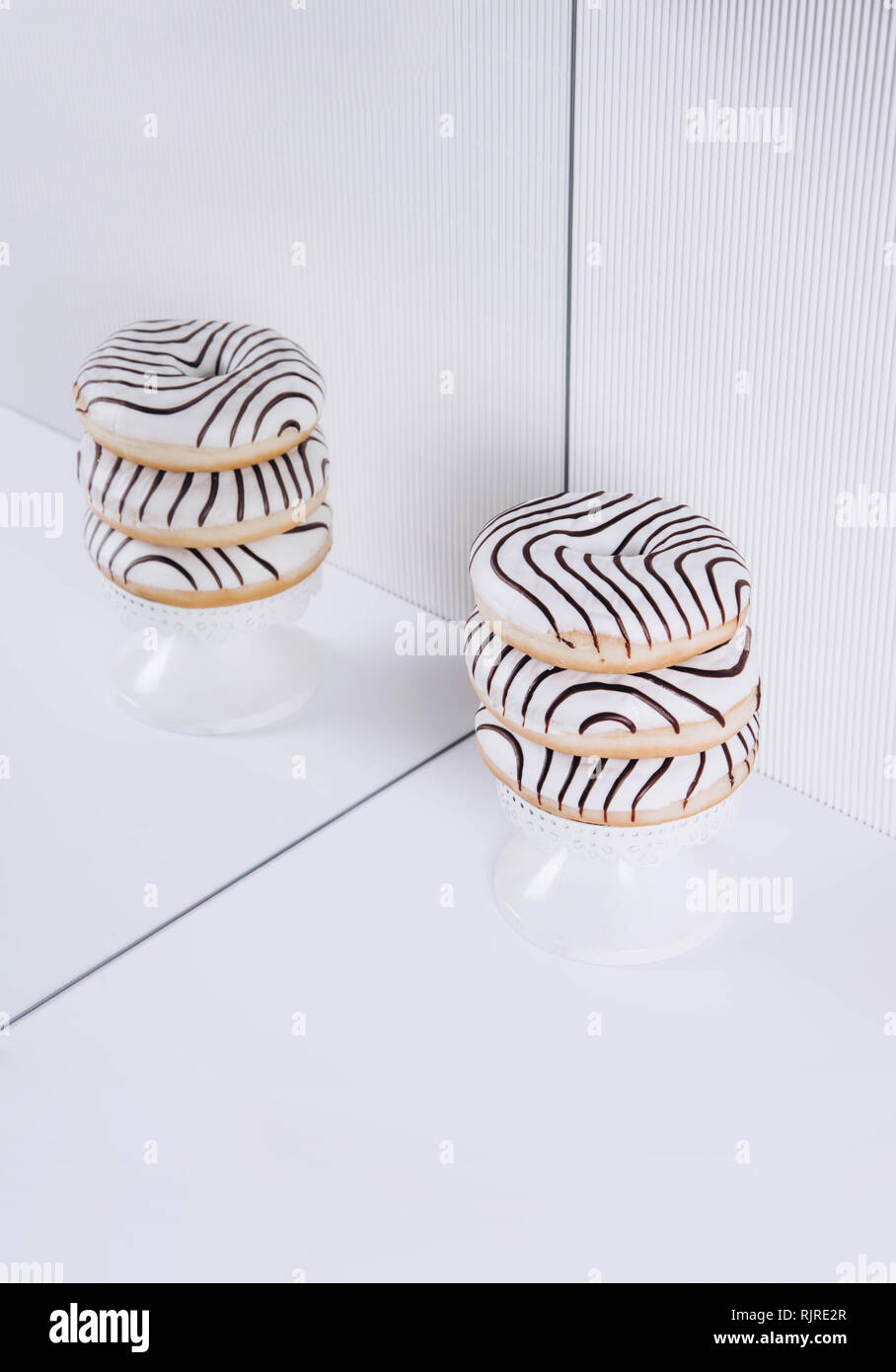 Gestreifte Donuts auf einem weißen Hintergrund. Stilvolle minimalen Begriff Stockfoto