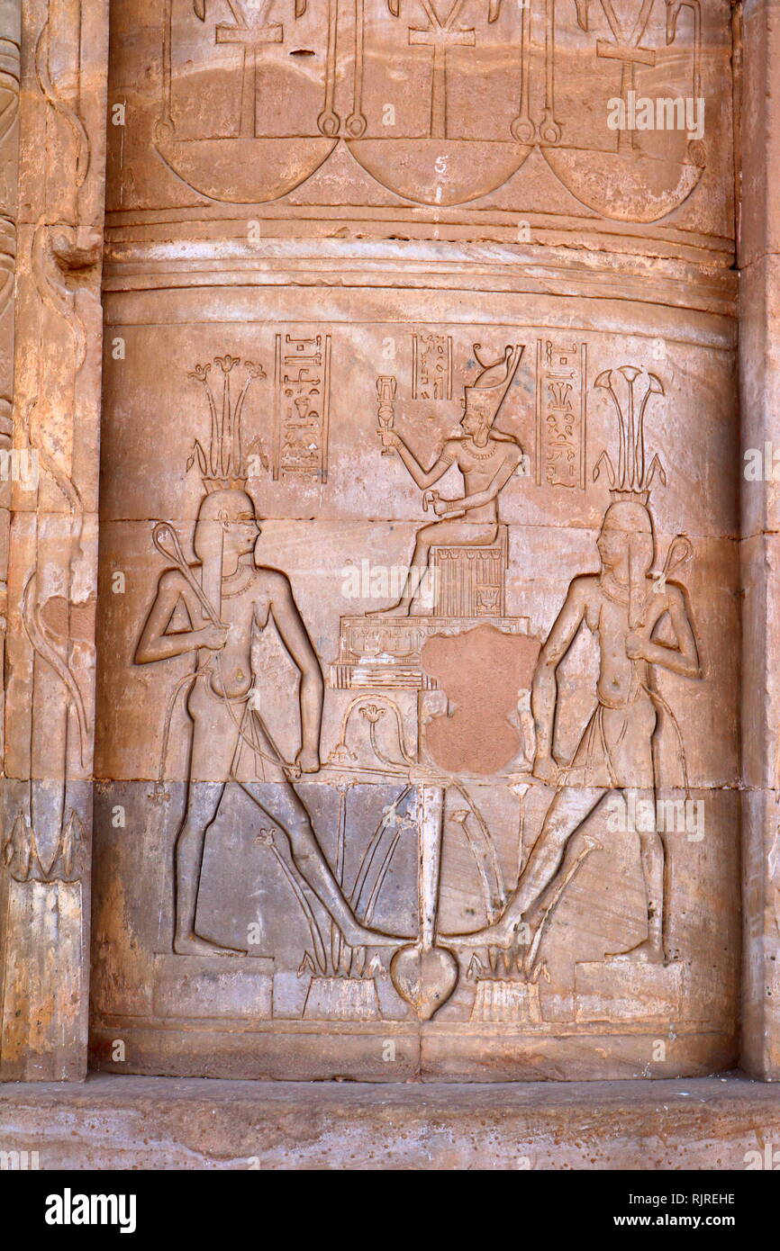 Relief in Dendera, Ägypten zeigt, Vorstellung der Einheit von Ober- und Unterägypten. Sematawy, (Hor-Sematawy-pa- Stimmungsgemäßer) ein Sohn der Hathor von Dendera und des Horus von Edfu. Sein Name bedeutet "Uniter der Beiden Länder. Eine Inschrift aus dem 6. Dynasty bezieht sich auf einen Horus von Dendera, manchmal dachte, eine alte Falcon, Gott zu sein später gekennzeichnet als Horus der Ältere, aber anscheinend in Bezug auf Horus Sematawy Stockfoto