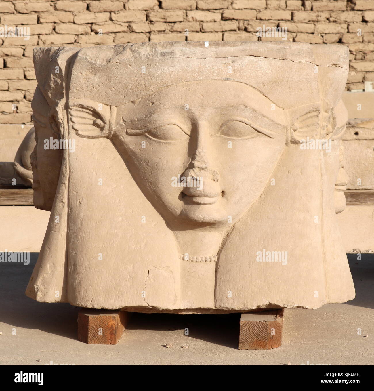 Kopf der Göttin Hathor im Tempel der Hathor, Dendera Ägypten Stockfoto