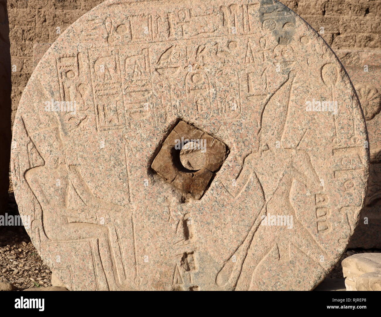 Stele geschnitzt auf einer Getreidemühle Stein, Darstellung von Tutmosis III und der Gott Amun, im Tempel der Hathor, Dendera Ägypten. Thutmose III (Tutmosis III) war der sechste Pharao der achtzehnten Dynastie. Offiziell, Thutmosis III. regiert Ägypten für fast 54 Jahre und seine Herrschaft wird in der Regel vom 24. April 1479 v. Chr. bis zum 11. März 1425 v. Chr. datiert Stockfoto